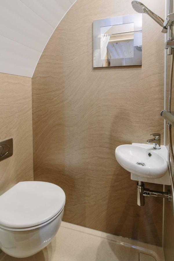 Buttercup Glamping Pod Otel Cheltenham Dış mekan fotoğraf